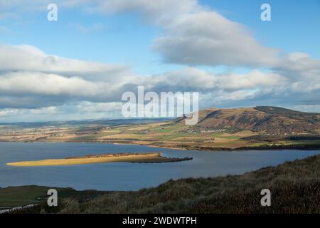 Vue sur Bishop Hill de Benarty Hill avec Loch Leven et St serfs Island Banque D'Images