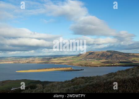 Vue sur Bishop Hill de Benarty Hill avec Loch Leven et St serfs Island Banque D'Images