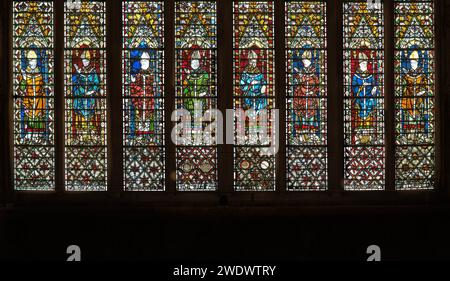 Vitrail médiéval représentant des évêques, dans la cathédrale chrétienne-anglaise de York, Angleterre. Banque D'Images