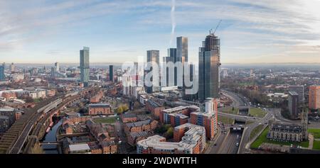 Photographie aérienne panoramique de Mancunian Way, ponts ferroviaires, Castlefield, New Jackson et le centre-ville de Manchester, Royaume-Uni Banque D'Images