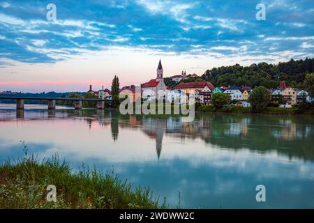 Auberge avec St. Gertraud Eglise sur la rive de la rivière à Passau, Bavière, Allemagne Banque D'Images