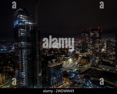 Photo aérienne nocturne du développement résidentiel de Crown Street en construction avec Deansgate Square & Beetham Tower à Manchester, Royaume-Uni Banque D'Images