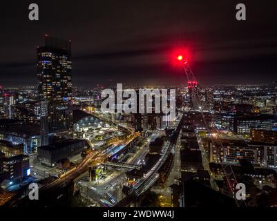 Photo aérienne du centre-ville de Manchester, Royaume-Uni la nuit montrant Deansgate Station, Beetham Tower, Manchester Central avec une grue à tour au premier plan Banque D'Images