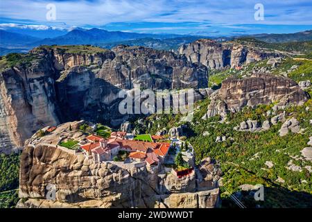 Vue aérienne du monastère de Hagia Triada (« Sainte Trinité »), l'un des 6 monastères encore « actifs » dans les Météores, Trikala, Thessalie, Grèce. Banque D'Images