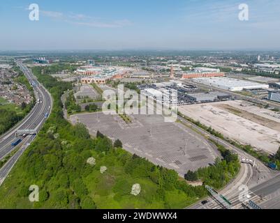 Photographie aérienne du Trafford Centre, Manchester, Royaume-Uni avec des parkings vides et l'autoroute M60 pendant la pandémie de COVID Banque D'Images