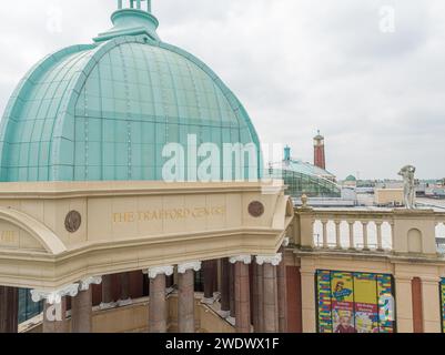 Photographie aérienne de l'entrée en forme de dôme du centre commercial Trafford Centre, Manchester, Royaume-Uni Banque D'Images