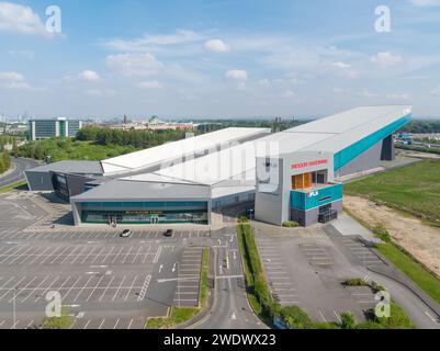 Photographie aérienne de la piste de ski / snowboard intérieure Chill Factore et du parachutisme intérieur iFLY à Beyond, TraffordCity / Trafford Centre, Manchester, Royaume-Uni Banque D'Images