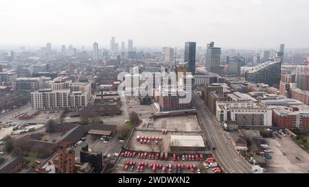 Photographie aérienne panoramique d'un centre-ville brumeux de Manchester, Royaume-Uni prise de l'est vers l'ouest Banque D'Images