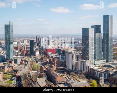 Photographie aérienne de Deansgate Square, Castle Wharf et Castlefield avec des lignes de train et de tramway, Beetham Tower & AXIS dans le centre-ville de Manchester, Royaume-Uni Banque D'Images