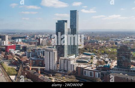 Photographie aérienne des tours résidentielles de Deansgate Square, Castle Wharf et New Jackson avec First Street et ligne de chemin de fer dans le centre-ville de Manchester, Royaume-Uni Banque D'Images