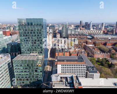 Photographie aérienne d'un Spinningfields surplombant St John's avec Great Northern Warehouse, Manchester Central et Manchester City centre, Royaume-Uni Banque D'Images