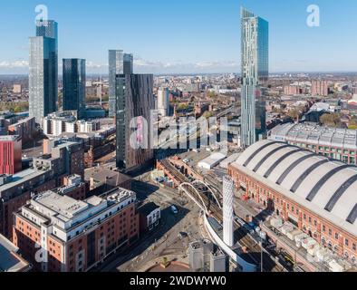 Photographie aérienne de Manchester Central, Beetham Tower, AXIS, Deansgate Square, la tour de lumière et les lignes de train et de tramway dans le centre-ville de Manchester, Royaume-Uni Banque D'Images