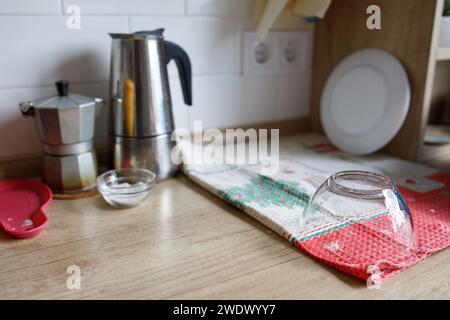 deux petites cafetières dans la cuisine. Photo de haute qualité Banque D'Images