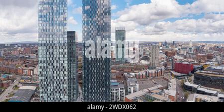 Photographie aérienne des deux premières tours résidentielles de Deansgate Square avec le centre-ville de Manchester et les Pennines au loin Banque D'Images