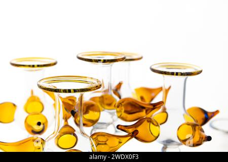 Installation de verre abstrait, détails de chandelier jaune sur fond blanc, photo de gros plan avec flou sélectif Banque D'Images