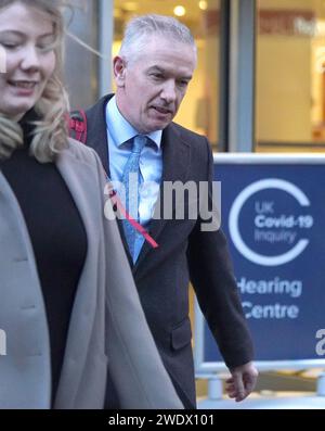 Sir Gregor Smith, médecin en chef pour l’Écosse quitte l’audience de l’enquête britannique sur la Covid-19 au Centre international de conférences d’Édimbourg (EICC). L'audition examine le processus décisionnel et la gouvernance politique du Royaume-Uni en Écosse. Date de la photo : lundi 22 janvier 2024. Banque D'Images