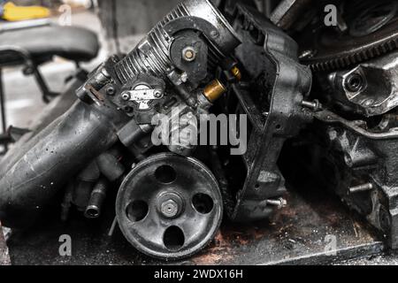 Pièces de moteur de voiture cassées dans un atelier de réparation de voiture, photo de gros plan Banque D'Images