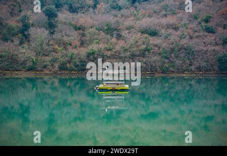 Décembre à Limski Kanal ou canal Lim en Istrie, Croatie.souvent décrit comme le seul fjord en Europe du Sud, son fait une ria en raison de son origine non glaciaire Banque D'Images