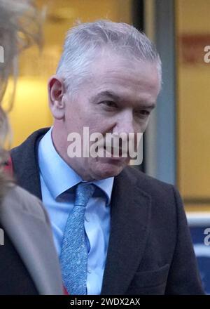 Sir Gregor Smith, médecin en chef pour l’Écosse quitte l’audience de l’enquête britannique sur la Covid-19 au Centre international de conférences d’Édimbourg (EICC). L'audition examine le processus décisionnel et la gouvernance politique du Royaume-Uni en Écosse. Date de la photo : lundi 22 janvier 2024. Banque D'Images