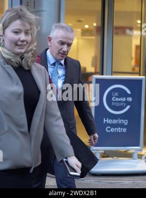 Sir Gregor Smith, médecin en chef pour l’Écosse quitte l’audience de l’enquête britannique sur la Covid-19 au Centre international de conférences d’Édimbourg (EICC). L'audition examine le processus décisionnel et la gouvernance politique du Royaume-Uni en Écosse. Date de la photo : lundi 22 janvier 2024. Banque D'Images