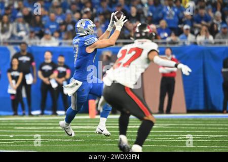 DETROIT, MI - 21 JANVIER : fin serrée des Lions de Detroit (87) Sam Laporta attrape une passe au milieu du match entre les Buccaneers de Tampa Bay et les Lions de Detroit le 21 janvier 2024 au Ford Field à Detroit, MI (photo par Allan Dranberg/CSM) Banque D'Images