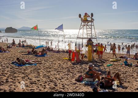 Activités de vacances sur la plage de Milady. Surveillance de la zone de baignade. Biarritz, Pyrénées-Atlantiques, France Banque D'Images