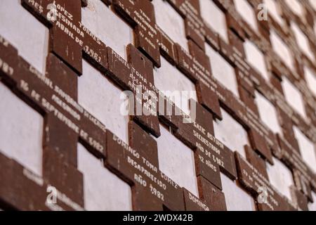 cruces que indican los nombres y las fechas en las que murieron personas de la localidad, víctimas del conflicto armado interno, San Juan Cotzal,device Banque D'Images