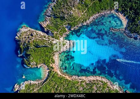 Porto Timoni (double) plage, près du village Afionas, Corfou ('Kerkyra') île, mer Ionienne, Grèce. Banque D'Images