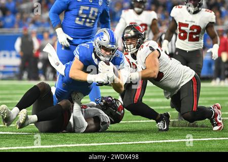 DETROIT, MI - 21 JANVIER : fin serrée des Lions de Detroit (87) Sam Laporta plonge pour un yard supplémentaire à la fin du match entre les Buccaneers de Tampa Bay et les Lions de Detroit le 21 janvier 2024 au Ford Field à Detroit, MI (photo par Allan Dranberg/CSM) Banque D'Images