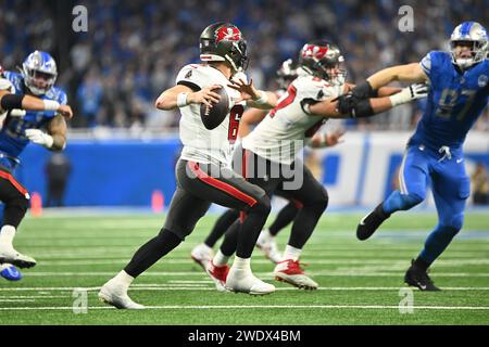 DETROIT, MI - 21 JANVIER : Tampa Bay Buccaneers QB Baker Mayfield (6) se précipite vers sa droite pour trouver des receveurs ouverts pendant le match entre Tampa Bay Buccaneers et Detroit Lions le 21 janvier 2024 au Ford Field à Detroit, MI (photo par Allan Dranberg/CSM) Banque D'Images