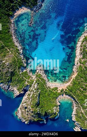 Porto Timoni (double) plage, près du village Afionas, Corfou ('Kerkyra') île, mer Ionienne, Grèce. Banque D'Images