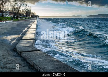 Les vagues s'écrasent sur la digue de la mer à Alki Beach à West Seattle, Washington. Banque D'Images