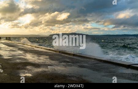 Les vagues s'écrasent sur la digue de la mer à Alki Beach à West Seattle, Washington. Banque D'Images