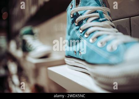 Belles chaussures rétro bleues dans le magasin Banque D'Images