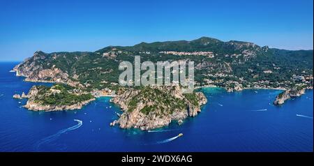 Vue panoramique aérienne de Palaiokastritsa, l'une des stations balnéaires les plus célèbres de l'île de Corfou, mer Ionienne, Grèce. Banque D'Images