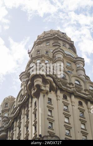 MONTEVIDEO, URUGUAY - 29 décembre 2023 : Architecture classique dans le centre de Montevideo, Uruguay. Banque D'Images
