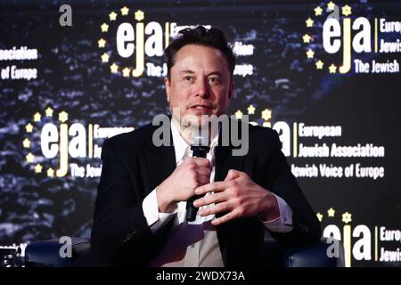 Cracovie, Pologne. 22 janvier 2024. Elon Musk, propriétaire de Tesla et de la plate-forme X (anciennement Twitter), prend la parole lors d'un symposium sur la lutte contre l'antisémitisme intitulé "plus jamais : Service labial ou conversation profonde" à Cracovie, en Pologne, le 22 janvier 2024. Musk, qui a été invité en Pologne par l’Association juive européenne (EJA), a visité le camp de concentration d’Auschwitz-Birkenau plus tôt ce jour-là, avant la Journée internationale de commémoration de l’Holocauste. Crédit : ZUMA Press, Inc./Alamy Live News Banque D'Images