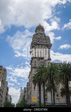MONTEVIDEO, URUGUAY - 29 décembre 2023 : Architecture classique dans le centre de Montevideo, Uruguay. Banque D'Images