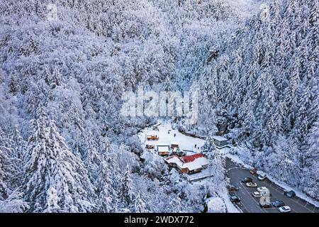 Vue aérienne de 'Prionia' (ancien refuge de montagne, aujourd'hui une taverne) au coeur du Mont Olympe, Pieria, Central, Macédoine, Grèce. Banque D'Images