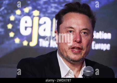 Cracovie, Pologne. 22 janvier 2024. Elon Musk, propriétaire de Tesla et de la plate-forme X (anciennement Twitter), prend la parole lors d'un symposium sur la lutte contre l'antisémitisme intitulé "plus jamais : Service labial ou conversation profonde" à Cracovie, en Pologne, le 22 janvier 2024. Musk, qui a été invité en Pologne par l’Association juive européenne (EJA), a visité le camp de concentration d’Auschwitz-Birkenau plus tôt ce jour-là, avant la Journée internationale de commémoration de l’Holocauste. Crédit : ZUMA Press, Inc./Alamy Live News Banque D'Images
