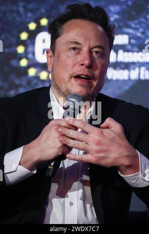 Cracovie, Pologne. 22 janvier 2024. Elon Musk, propriétaire de Tesla et de la plate-forme X (anciennement Twitter), prend la parole lors d'un symposium sur la lutte contre l'antisémitisme intitulé "plus jamais : Service labial ou conversation profonde" à Cracovie, en Pologne, le 22 janvier 2024. Musk, qui a été invité en Pologne par l’Association juive européenne (EJA), a visité le camp de concentration d’Auschwitz-Birkenau plus tôt ce jour-là, avant la Journée internationale de commémoration de l’Holocauste. Crédit : ZUMA Press, Inc./Alamy Live News Banque D'Images