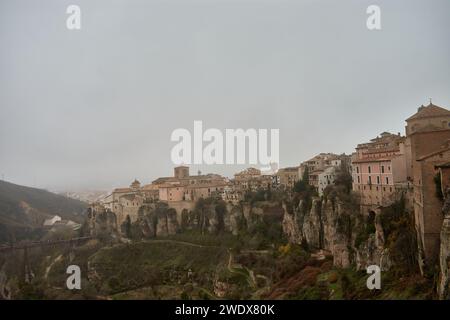 Vue sur les maisons suspendues 'casas colgadass' de la vieille ville de Cuenca. Exemple d'une ville médiévale, construite sur les flancs escarpés d'une montagne. Beaucoup de maisons suspendues ar Banque D'Images