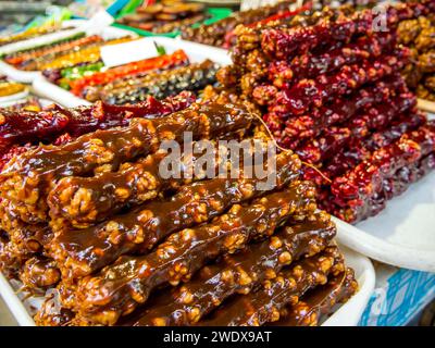 Plateaux avec churchkhela au bazar de Sotchi Banque D'Images