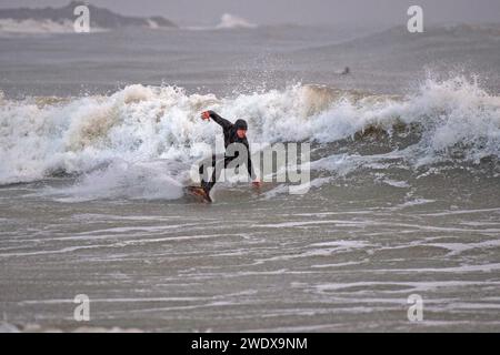 Swansea, Royaume-Uni. 22 janvier 2024. Cet après-midi, un surfeur profite au maximum des vagues de Langland Bay près de Swansea alors que la tempête Isha se dirige vers l'est du Royaume-Uni. Crédit : Phil Rees/Alamy Live News Banque D'Images