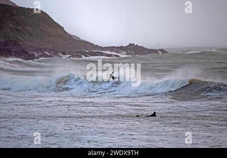 Swansea, Royaume-Uni. 22 janvier 2024. Cet après-midi, un surfeur profite au maximum des vagues de Langland Bay près de Swansea alors que la tempête Isha se dirige vers l'est du Royaume-Uni. Crédit : Phil Rees/Alamy Live News Banque D'Images