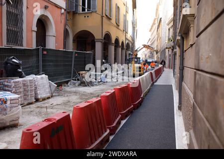 pose de carreaux sur la route de grande taille, travaux routiers Banque D'Images