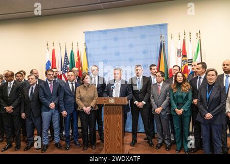 L’Ambassadeur Sergiy Kyslytsya, Représentant permanent de l’Ukraine auprès de l’ONU, s’adresse à la presse au siège de l’ONU à New York le 22 janvier 2024 Banque D'Images