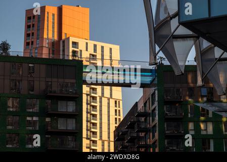 Sky Pool, piscine suspendue à Embassy Gardens, un développement résidentiel et commercial, zone de régénération de Nine Elms, Vauxhall, Londres, Angleterre Banque D'Images