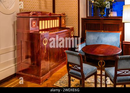 Le piano pneumatique Welte Mignon du traditionnel Hotel Waldhaus Sils est entièrement fonctionnel. Une armoire pleine de rouleaux de musique perforés offre un large choix de musique. Sils im Engadin/Segl, Suisse Banque D'Images