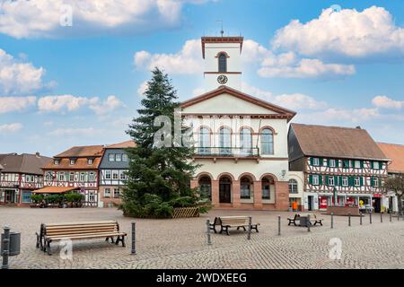 Seligenstadt, Allemagne - Januar 5, 2024 : Hôtel de ville historique pittoresque à Selgienstadt avec vue sur la place du marché et les maisons à colombages histociques. Banque D'Images